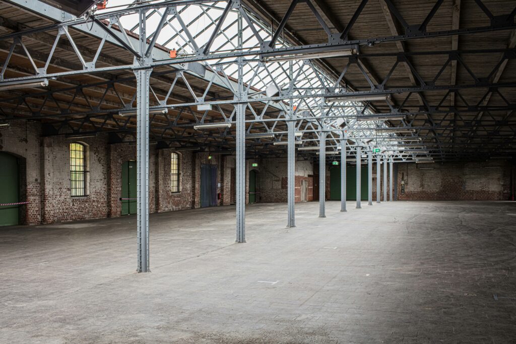 Photograph of an empty, industrial warehouse for storing artworks.